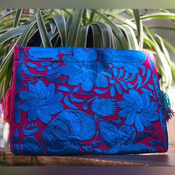 Tassled envelope clutch with zippered closure - Picture 11 of 11